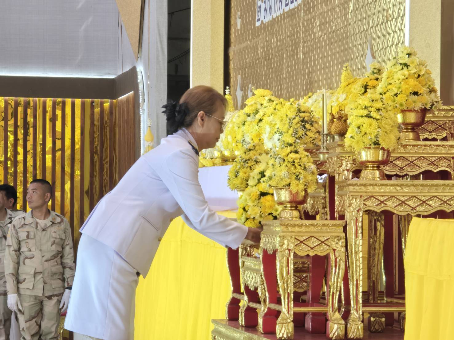 ร่วมพิธีถวายเครื่องราชสักการะแด่พระบาทสมเด็จพระบรมชนกาธิเบศร มหาภูมิพลอดุลยเดชมหาราช บรมนาถบพิตร